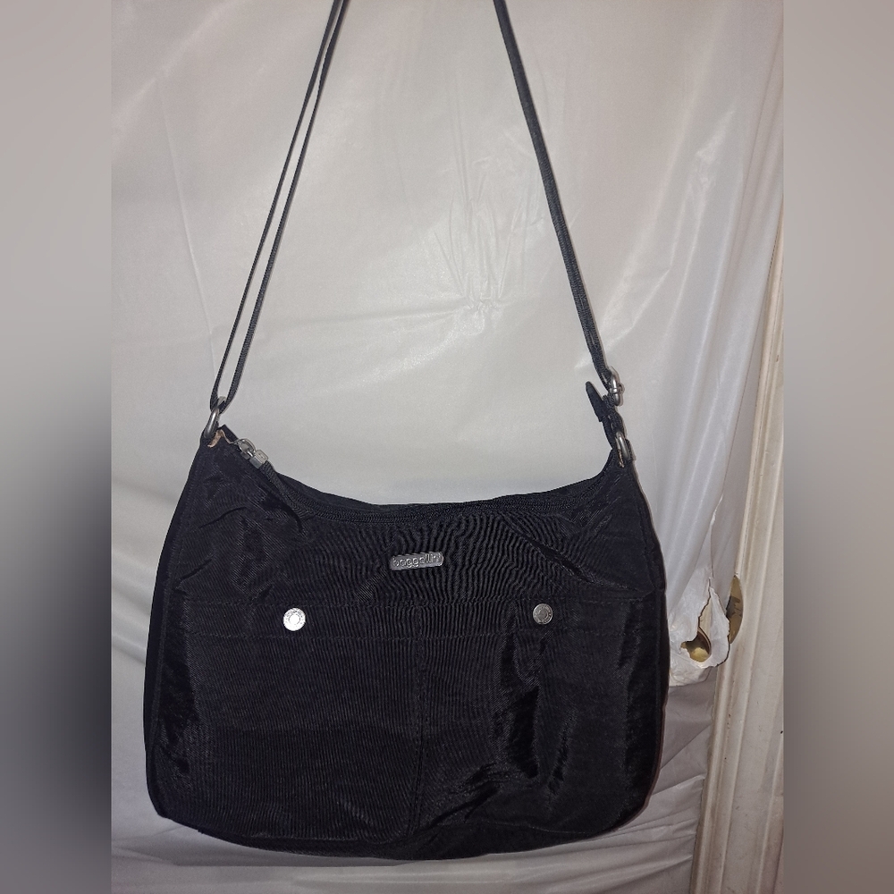 Baggallini medium size crossbody/shoulder bag